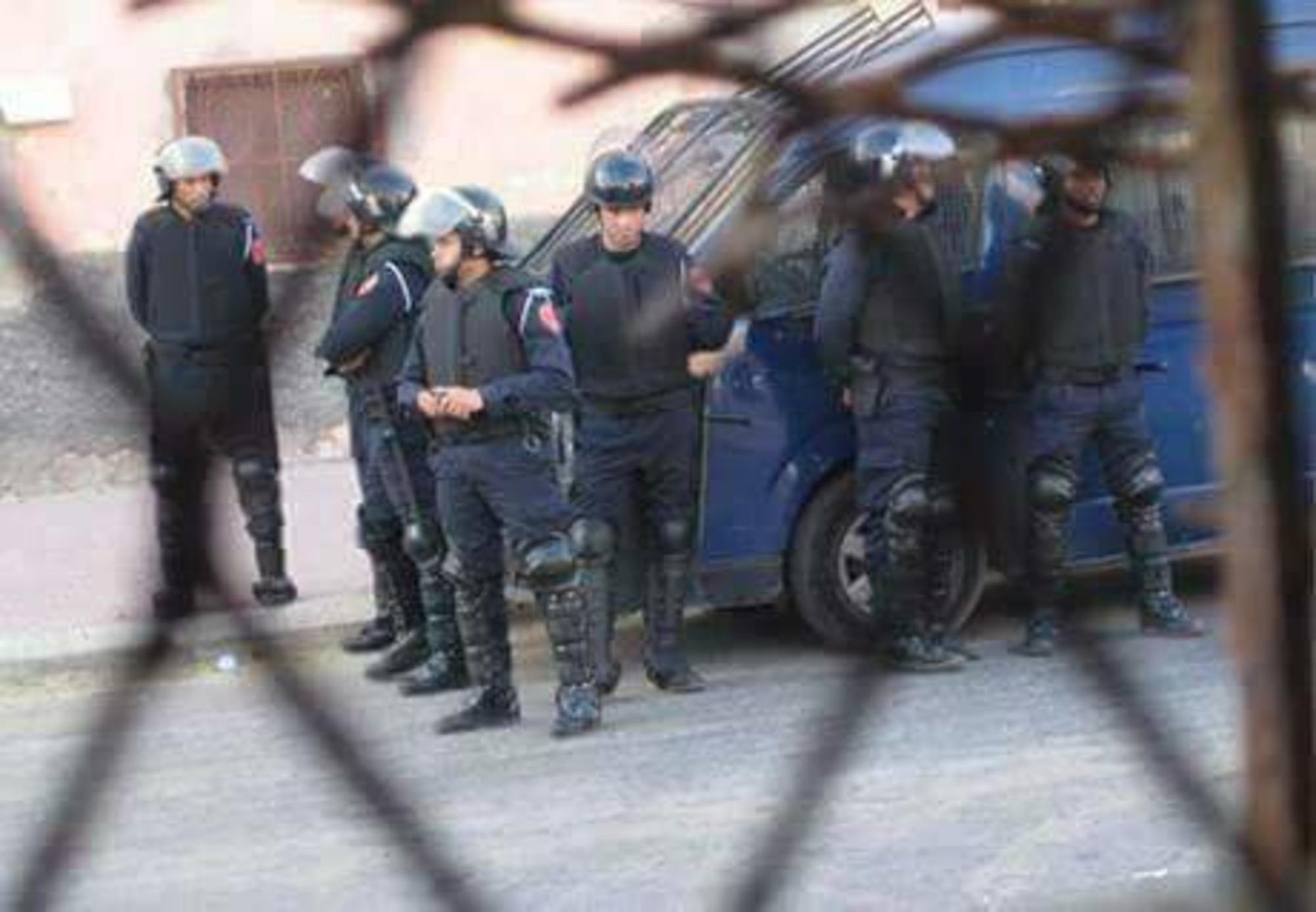Policias marroquies vigilan casas de saharauis